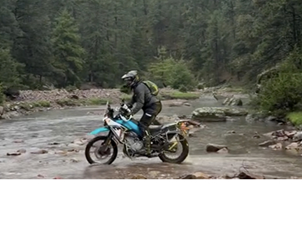 Cruzando río en moto